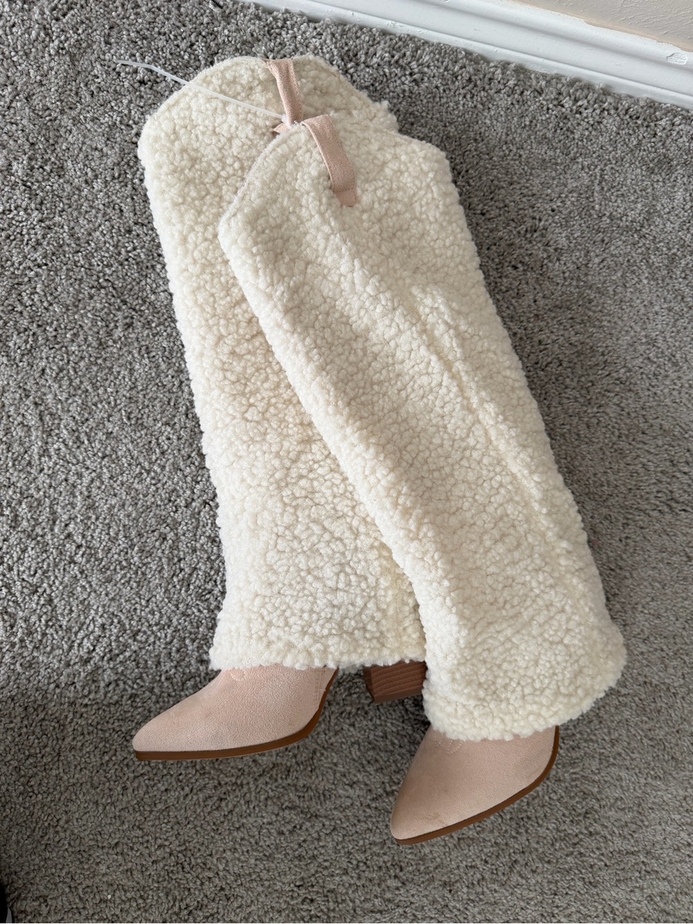 Cream Shearling Boots Blush Pointed Toes size 8 Western Rodeo Cowboy Festival
